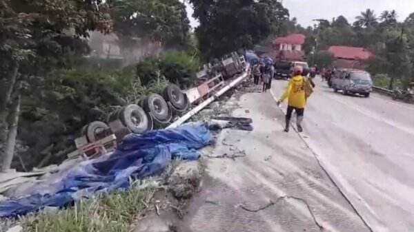 Rem Blong, Truk Semen Terjun ke Jurang di Solok