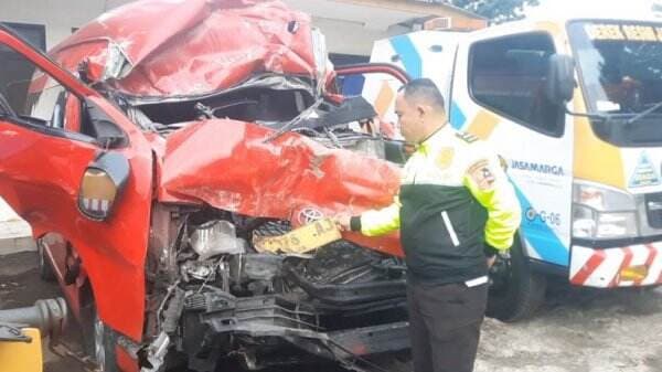 Kecelakaan Maut Mobil Travel Tabrak Truk di Tol Cipularang, 2 Orang Tewas 8 Luka-Luka