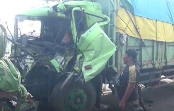 Kronologi Truk Trailer Tabrak 2 Orang di Surabaya saat Menambal Ban, Sopir Diduga Ngantuk Kronologi Truk Trailer Tabrak 2 Orang di Surabaya saat Menambal Ban, Sopir Diduga Ngantuk