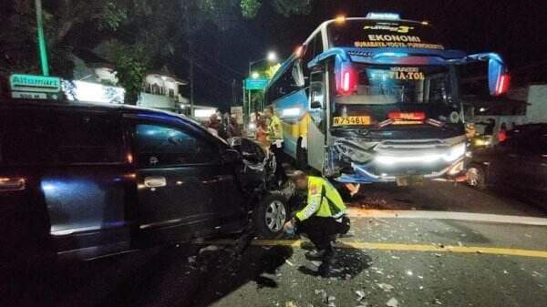 Bus Tabrakan dengan Daihatsu Xenia di Simpang Tiga Toyan Wates