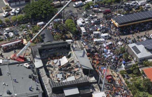 Korban Tewas Kelab Malam Ambruk Jadi 222 Orang, Warga Penuhi RS Cari Jenazah Kerabat Korban Tewas Kelab Malam Ambruk Jadi 222 Orang, Warga Penuhi RS Cari Jenazah Kerabat