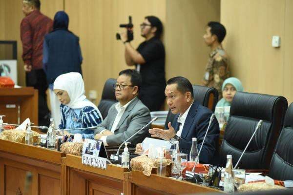 RI Bakal Tambah Impor Migas dari AS, Komisi XII Sebut Menyeimbangkan Neraca Perdagangan RI Bakal Tambah Impor Migas dari AS, Komisi XII Sebut Menyeimbangkan Neraca Perdagangan