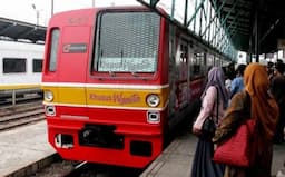 Gegara Tiang Listrik Miring, Perjalanan KRL Bekasi-Cikarang Hanya Sampai Stasiun Cakung