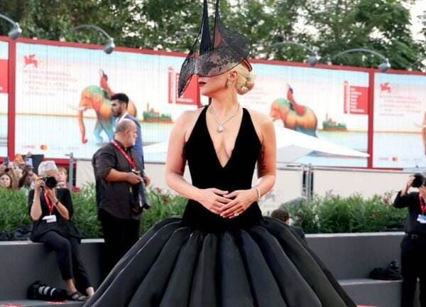 Pesona Lady Gaga dengan Dress Hitam di Venice Film Festival