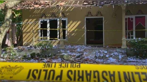 Ledakan Dahsyat di Blitar, 4 Anak Luka Parah 1 Rumah Rusak Ledakan Dahsyat di Blitar, 4 Anak Luka Parah 1 Rumah Rusak