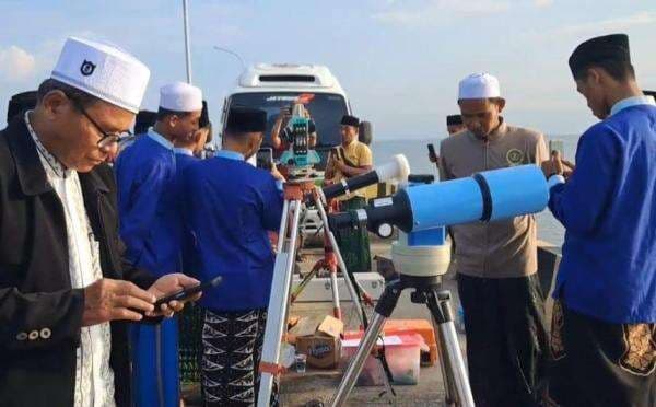 Lembaga Falakiyah NU Sampang Pantau Rukyatul Hilal di Pelabuhan Taddan Sore Ini Lembaga Falakiyah NU Sampang Pantau Rukyatul Hilal di Pelabuhan Taddan Sore Ini