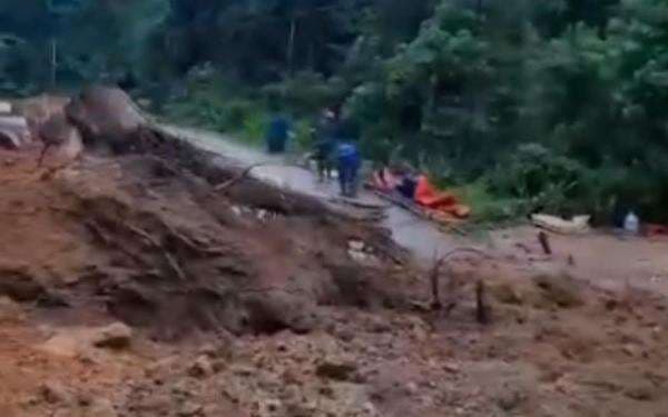 Longsor, Jalan Cipanas-Ciparay Lebak Banten Lumpuh Longsor, Jalan Cipanas-Ciparay Lebak Banten Lumpuh