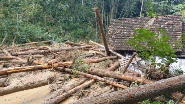 Diguyur Hujan Deras, Tebing Longsor Timpa 2 Rumah Warga di Trenggalek Diguyur Hujan Deras, Tebing Longsor Timpa 2 Rumah Warga di Trenggalek