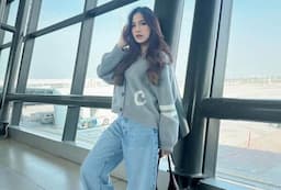 Outfit Bandara Ala Mahalini, Tampil <i>Simple</i> Pakai <i>Outfit Oversized</i>