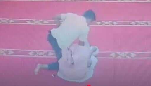 Pria Pakai Mukena Salat di Saf Wanita Masjid Mataram Ternyata Mahasiswa, Ini Motifnya Pria Pakai Mukena Salat di Saf Wanita Masjid Mataram Ternyata Mahasiswa, Ini Motifnya