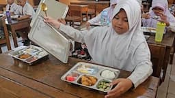 Bel Istirahat Berbunyi, Siswa SD di Sidoarjo Santap Makanan Bergizi Gratis