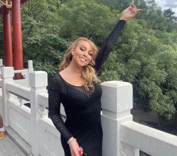 Bawa Anak Liburan, Mariah Carey Naik Tembok Besar China Pakai <i>Heels</i> 15 Cm