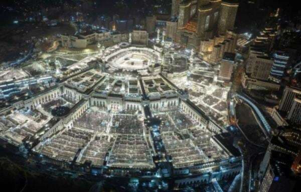 Diguyur Hujan, Jutaan Muslim Tetap Khuysuk Salat Tarawih Malam ke-27 Ramadhan di Masjidil Haram Diguyur Hujan, Jutaan Muslim Tetap Khuysuk Salat Tarawih Malam ke-27 Ramadhan di Masjidil Haram