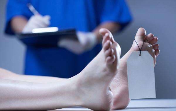 Pria Bersarung Tewas Bersimbah Darah, Terungkap Identitasnya! Pria Bersarung Tewas Bersimbah Darah, Terungkap Identitasnya!