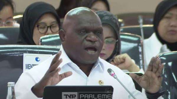 Natalius Pigai Usul Bentuk UU agar Masyarakat Bisa Peluk Kepercayaan selain 5 Agama Resmi Natalius Pigai Usul Bentuk UU agar Masyarakat Bisa Peluk Kepercayaan selain 5 Agama Resmi