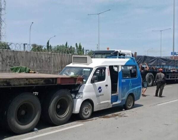 Mikrotrans Seruduk Truk Trailer di Cilincing, Korban Jiwa Nihil