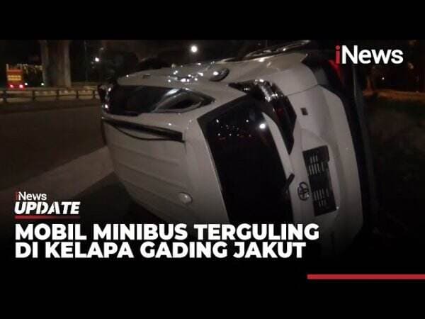 Sopir Mengantuk Minibus Tabrak Pembatas Jalan, Terguling di Kelapa Gading Jakarta Utara