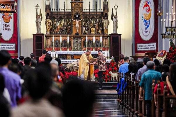 Potret Ribuan Jemaat Hadiri Misa Malam Natal di Gereja Katedral Jakarta