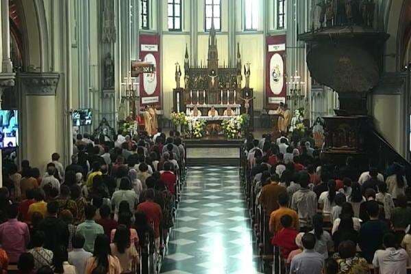 Ribuan Umat Katolik Ikuti Misa Pontifikal Minggu Paskah di Gereja Katedral Jakarta Ribuan Umat Katolik Ikuti Misa Pontifikal Minggu Paskah di Gereja Katedral Jakarta