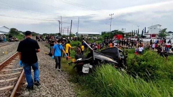 Mobil Bak Ditabrak KA Argo Bromo Anggrek di Cirebon, 1 Orang Tewas Terpental 1 Kritis