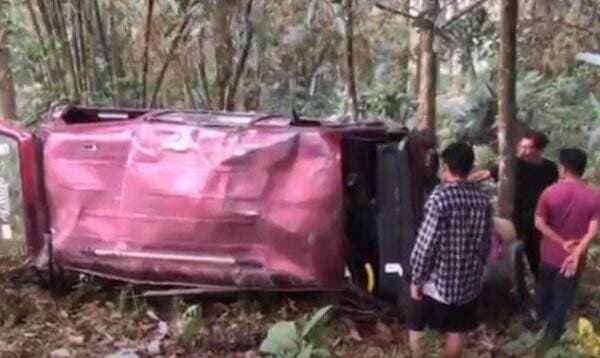 2 Mobil Masuk Jurang di Pacet Mojokerto Diduga Rem Blong, 10 Orang Luka-Luka