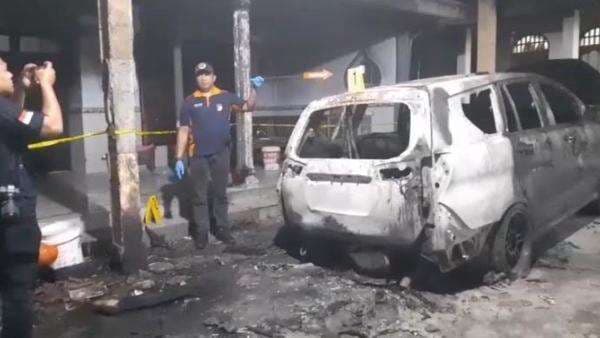 4 Kendaraan Terbakar di Sampang, Polda Jatim Terjunkan Tim Labfor 4 Kendaraan Terbakar di Sampang, Polda Jatim Terjunkan Tim Labfor