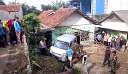 Mobil Gran Max Milik Ponpes di Bogor Terjun ke Rumah Warga, 1 Lansia Tewas