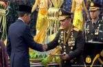 Momen Kapolri Terima Potongan Tumpeng dari Jokowi di HUT Ke-78 Bhayangkara