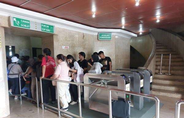 Pengunjung Keluhkan Antrean Lama ke Puncak Monas, Pengelola Buka Suara Pengunjung Keluhkan Antrean Lama ke Puncak Monas, Pengelola Buka Suara