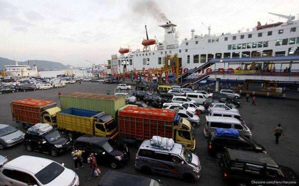 Arus Balik Lebaran, Ribuan Kendaraan Antre Masuk Kapal di Pelabuhan Bakauheni Arus Balik Lebaran, Ribuan Kendaraan Antre Masuk Kapal di Pelabuhan Bakauheni