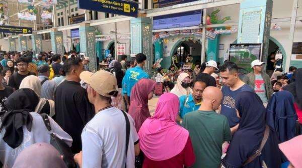 Ribuan Pemudik Kembali ke Jakarta dengan Kereta Api Hingga 11 April 2025 Ribuan Pemudik Kembali ke Jakarta dengan Kereta Api Hingga 11 April 2025