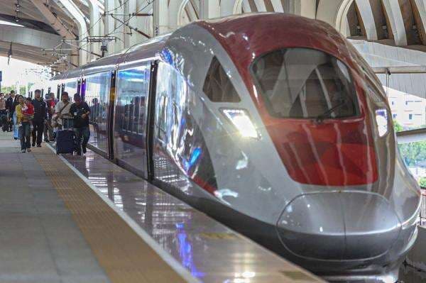 Puncak Arus Balik, Penumpang Whoosh Disarankan Naik KA Feeder agar Tepat Waktu