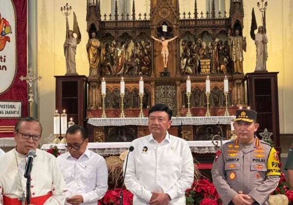 Sambangi Gereja Katedral, Menkopolkam Sampaikan Pesan Presiden Prabowo: Selamat Natal 2024