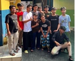 Nathan Tjoe-A-On Berkunjung ke Panti Asuhan di Jakarta, Foto Bareng hingga Adu Juggling Bola