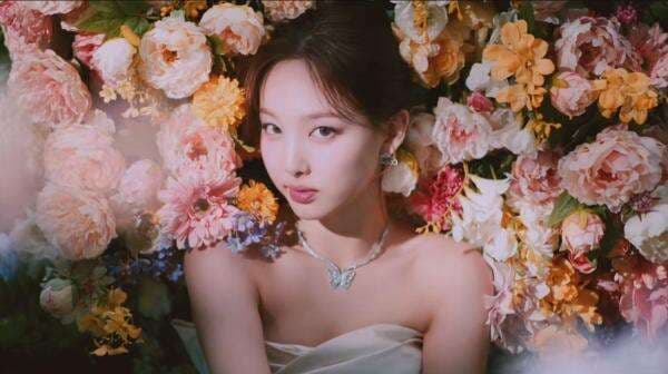 3 Jenis Perhiasan yang Lagi Ngetren ala Nayeon TWICE, Bikin Cantik Bak Gadis Korea! 3 Jenis Perhiasan yang Lagi Ngetren ala Nayeon TWICE, Bikin Cantik Bak Gadis Korea!