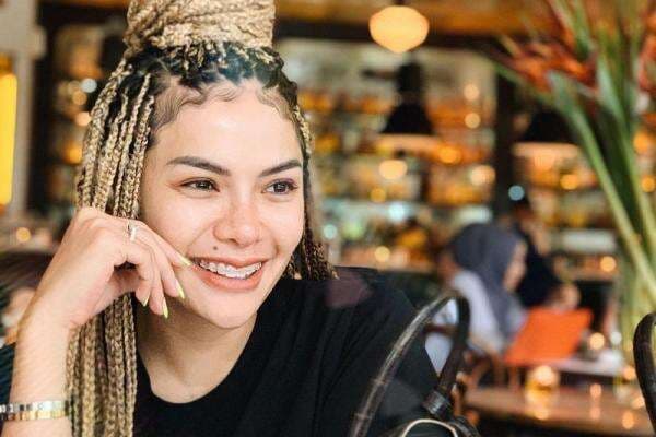 Laura Bawa Bunga untuk Nikita Mirzani yang Berulang Tahun, Dibalas Peluk Erat Sang Ibu Laura Bawa Bunga untuk Nikita Mirzani yang Berulang Tahun, Dibalas Peluk Erat Sang Ibu