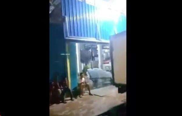 Viral Pabrik Es Kristal di Langkat Ditutup Paksa Oknum Ormas, Pemilik Ngadu ke Presiden Viral Pabrik Es Kristal di Langkat Ditutup Paksa Oknum Ormas, Pemilik Ngadu ke Presiden