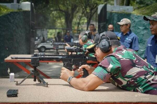 Panglima TNI Uji Performa Senjata Pindad Buatan Dalam Negeri