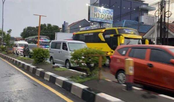 Cerita Pemudik Terjebak di Pantura Cirebon Hingga Berjam-jam karena Hujan dan Banyak Pemotor Berteduh