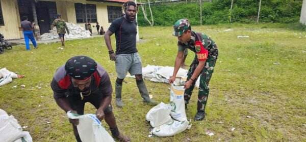 Babinsa Kawal Pendistribusian Beras Raskin Agar Tepat Sasaran di Pedalaman Papua