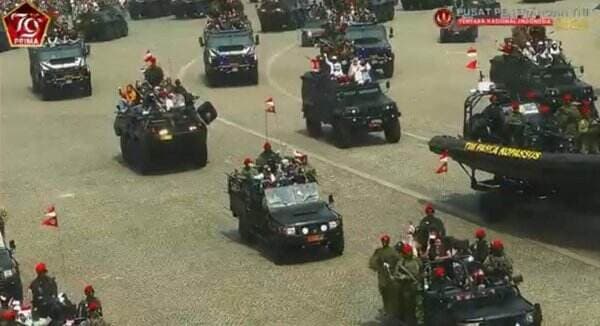 Momen Warga Naik Kendaraan Tempur Milik&nbsp;TNI&nbsp;dan Berparade di Depan Jokowi