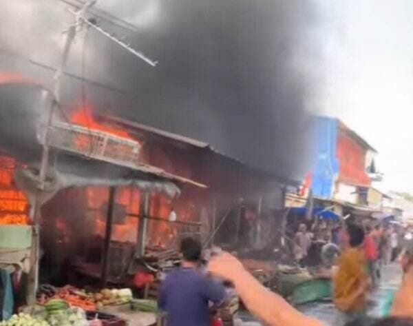 Pasar Tambun Terbakar, Sejumlah Mobil Pemadam Dikerahkan