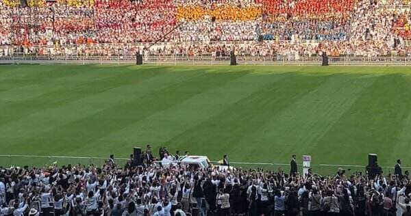 Viva Il Papa Menggema Iringi Paus Fransiskus di GBK