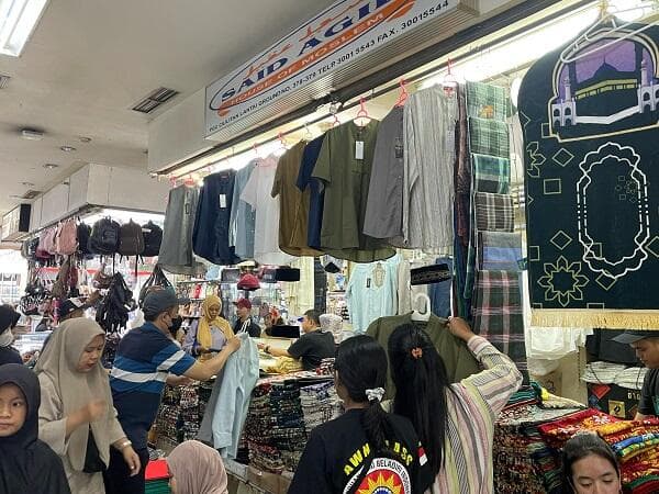 Sepi dan Daya Beli Turun, Pedagang Baju di Pusat Grosir Cililitan Nangis Darah Jelang Lebaran Sepi dan Daya Beli Turun, Pedagang Baju di Pusat Grosir Cililitan Nangis Darah Jelang Lebaran
