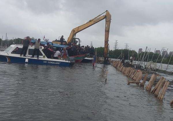 Breaking News: Bareskrim Tetapkan 9 Tersangka Kasus Pagar Laut Bekasi Breaking News: Bareskrim Tetapkan 9 Tersangka Kasus Pagar Laut Bekasi