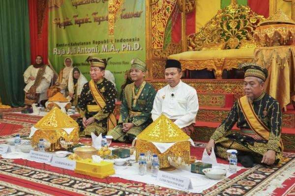 Tradisi Tepuk Tepung Tawar Riau, Menhut Raja Juli Kenang Didikan Orangtua