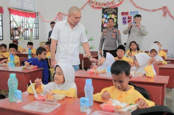 Ratusan Siswa Antusias Ikuti Program MBG Perdana di Kawasan KEK Galang Batang Ratusan Siswa Antusias Ikuti Program MBG Perdana di Kawasan KEK Galang Batang