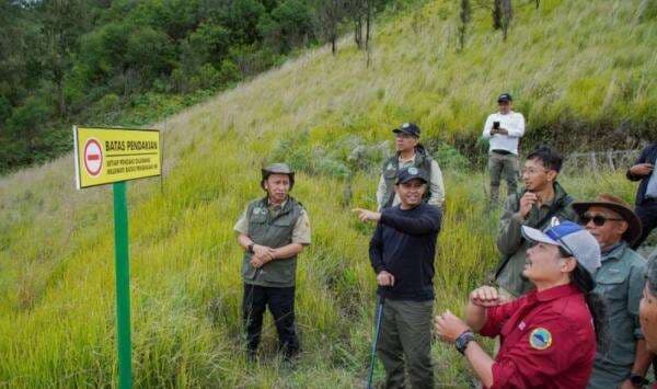 Duka Menhut Raja Juli Atas Meninggalnya Pendaki Merbabu dan Mbok Yem Gunung Lawu Duka Menhut Raja Juli Atas Meninggalnya Pendaki Merbabu dan Mbok Yem Gunung Lawu