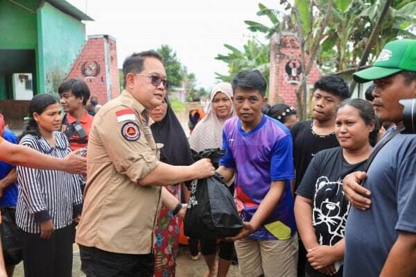 Pj. Gubernur Jatim Salurkan Bantuan dan Kebutuhan Dasar untuk Korban Banjir Pasuruan