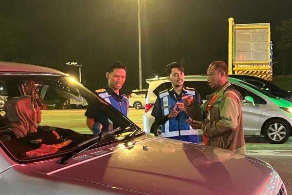 Pemudik Kehilangan e-Toll Rp1 Juta, Jatuh di Rest Area Tol Semarang-Batang Pemudik Kehilangan e-Toll Rp1 Juta, Jatuh di Rest Area Tol Semarang-Batang